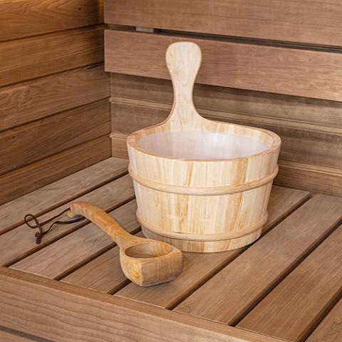 PROSAUNAS 4-Liter Lined Sauna Bucket Spruce in Use 2